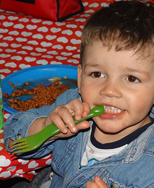 Boy eating lunch in Longscroft Dragonflies room
